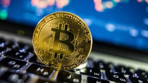 bitcoin-dunku-kayiplarini-telafi-ediyor-yeniden-yukseliste-1755250220