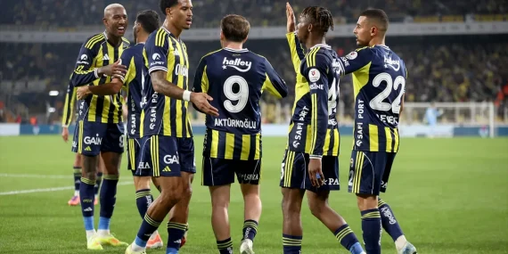 FENERBAHÇE KARAGÜMRÜK’Ü 2 GOLLE GEÇTİ: LİDERLİK YARIŞINDA TAM GAZ İLERLİYOR