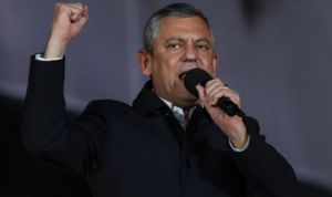 ozgur-ozel-den-ihrac-edilen-tegmenlere-destek-rutbelerini-takmayan-namussuzdur-8842