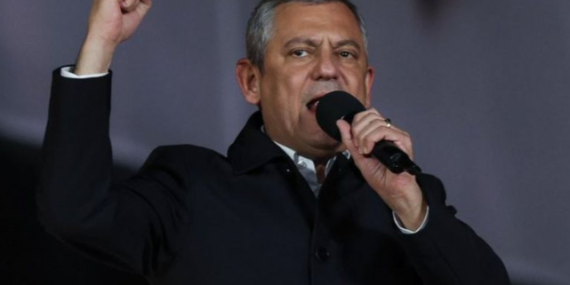 ozgur-ozel-den-ihrac-edilen-tegmenlere-destek-rutbelerini-takmayan-namussuzdur-8842